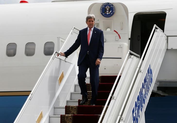 © Reuters. US Secretary of State Kerry walks off the plane at Kiev Boryspil International Airport