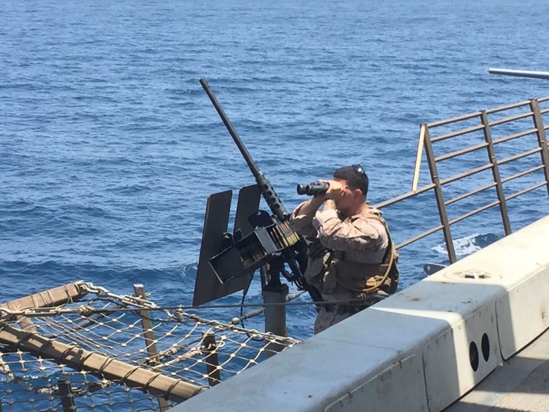 © Reuters. A gunner scans the sea during a visit by General Joseph Votel, the head of the U.S. military’s Central Command, aboard the USS New Orleans as it travels through the Strait of Hormuz