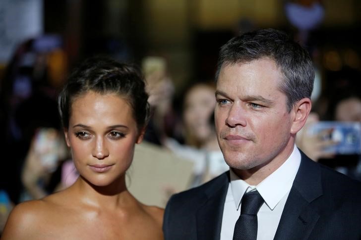 © Reuters. Ator Matt Damon e a atriz Alicia Vikander chegam para evento promocional do filme "Jason Bourne" em Seul