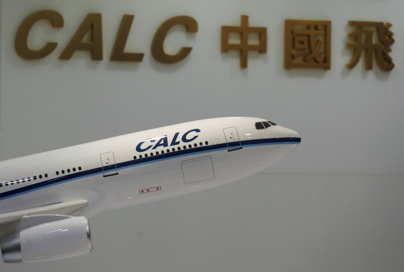 © Reuters. A model aircraft is displayed at the reception of the China Aircraft Leasing Group office in Hong Kong