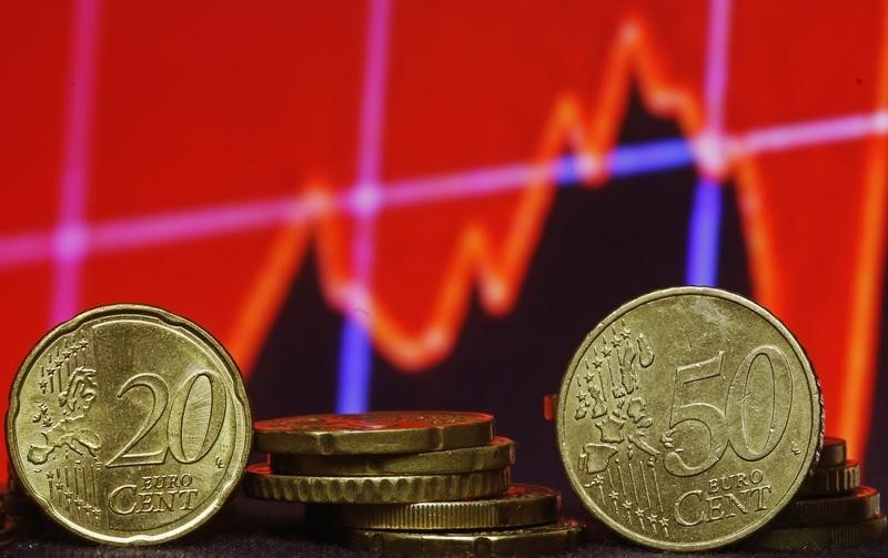 © Reuters. Euro coins are seen in front of displayed stock graph in this picture illustration taken in Zenica