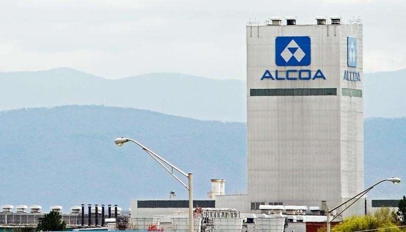 © Reuters. Los bajos precios del aluminio golpean los resultados trimestrales de Alcoa