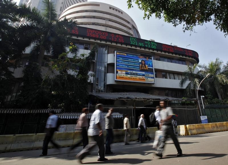 © Reuters. People walk past the Bombay Stock Exchange building in Mumbai