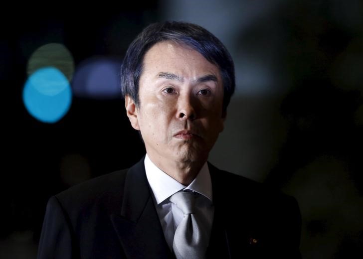 © Reuters. Japan's Economics Minister Ishihara walks into Japan's Prime Minister Abe's official residence in Tokyo