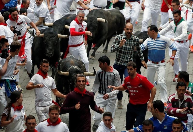 © Reuters. إصابة خمسة في مهرجان سان فيرمين الإسباني للركض مع الثيران