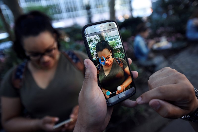 © Reuters. Homem jogando Pokémon Go em parque em Nova York