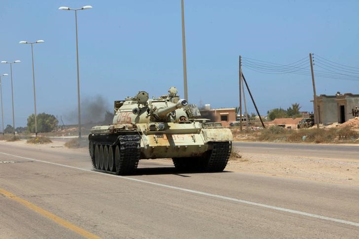 © Reuters. قصف وضربات جوية في حصار الدولة الإسلامية بسرت الليبية