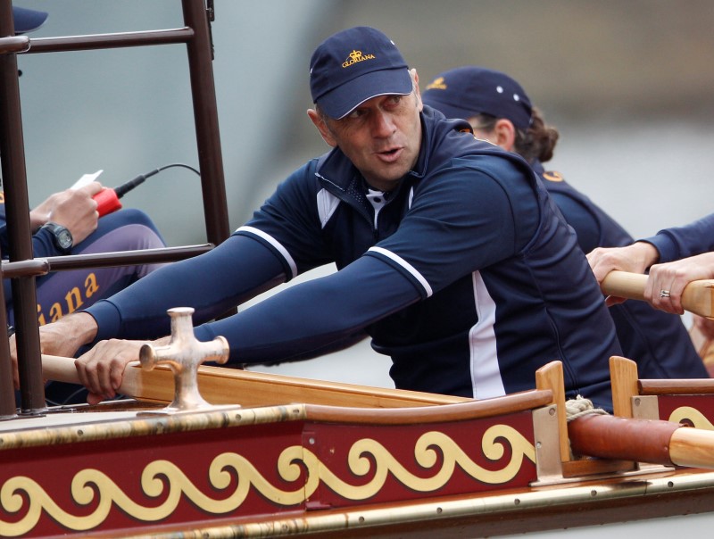 © Reuters. Former Olympic rower Steve Redgrave rows during Britain's Queen Elizabeth Diamond Jubilee Pageant on the River Thames in London