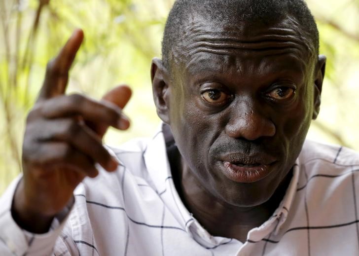 © Reuters. Opposition leader Kizza Besigye speaks during a news conference at his home at the outskirts of Kampala