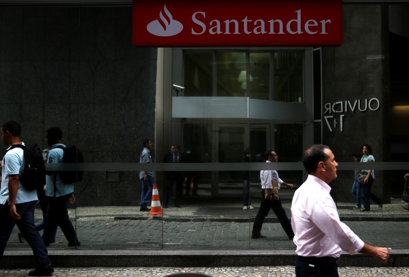 © Reuters. People walk past a Banco Santander branch in downtown Rio de Janeiro