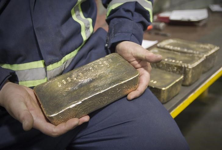 © Reuters. Рабочий держит брусок золотого сплава на месторождении Кумтор