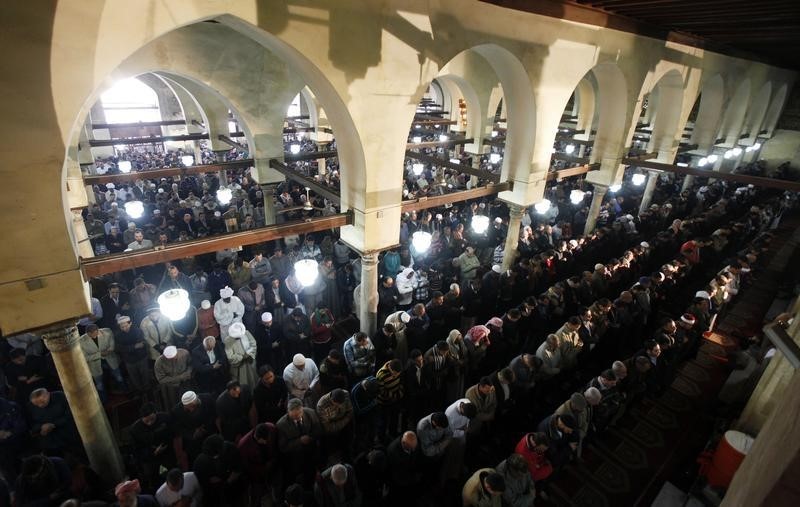 © Reuters. مصر ستوزع خطبة مكتوبة لصلاة الجمعة