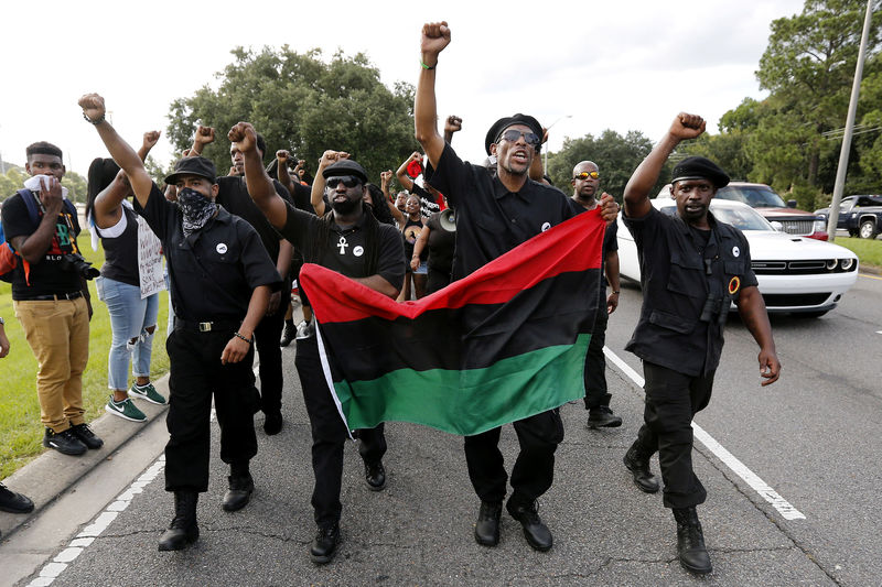 © Reuters. Demonstrators, wearing the insignia of the New Black Panthers Party, protest the shooting death of Alton Sterling in Baton Rouge, Louisiana