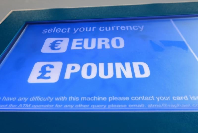 © Reuters. A cash machine ATM that offers withdrawals in either Pound Sterling or Euros is seen in Canary Wharf Financial centre in London