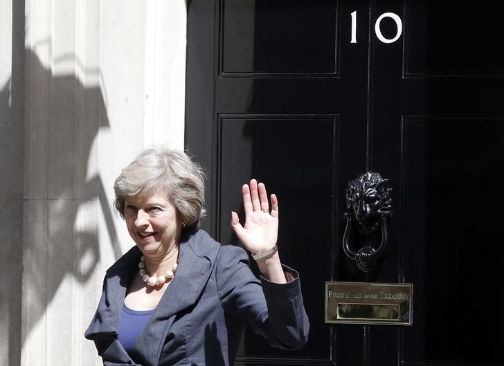 © Reuters. Theresa May, acena ao deixar reunião de gabinete em Downing Street, centro de Londres