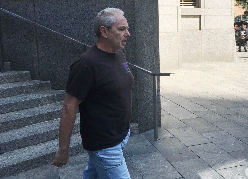 © Reuters. Former Barclays Plc director Steven McClatchey leaves the federal courthouse following his arrest earlier in the day on insider trading charges, in Manhattan