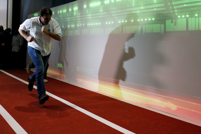 © Reuters. Rio's mayor Eduardo Paes runs after a news conference at the Olympic City museum in Rio de Janeiro