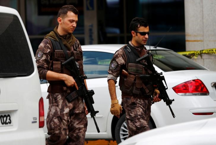 © Reuters. Полицейские патрулируют аэропорт в Стамбуле после взрыва