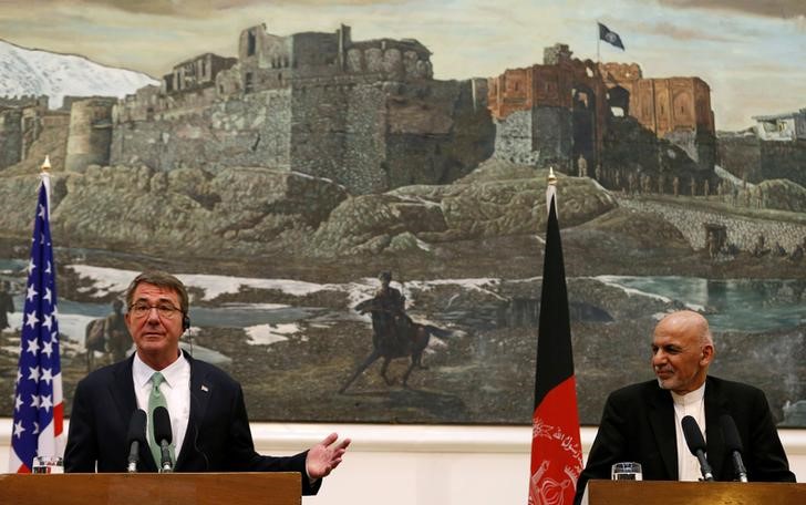 © Reuters. Secretário de Defesa dos EUA, Ashton Carter, e presidente do Afeganistão, Ashraf Ghani, em entrevista coletiva em Cabul