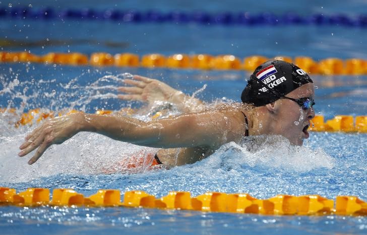 © Reuters. Inge Dekker of the Netherlands swims to win the women's 100m butterfly event of the FINA Swimming World Cup in Singapore