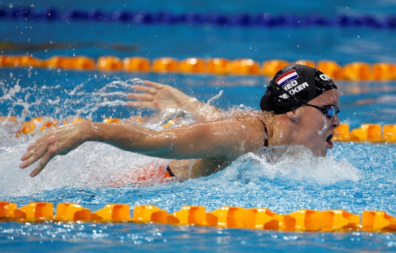 © Reuters. السباحة الهولندية ديكر تشارك في الأولمبياد لرابع مرة بعد اصابتها بالسرطان