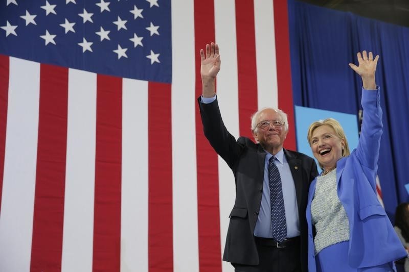 © Reuters. Hillary Clinton e Sanders acenam em Portsmouth