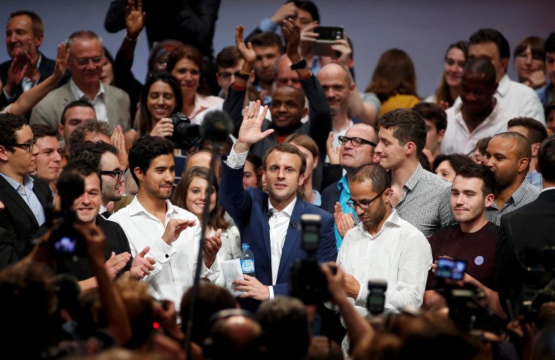 © Reuters. EMMANUEL MACRON A TENU LE PREMIER MEETING DE SON MOUVEMENT