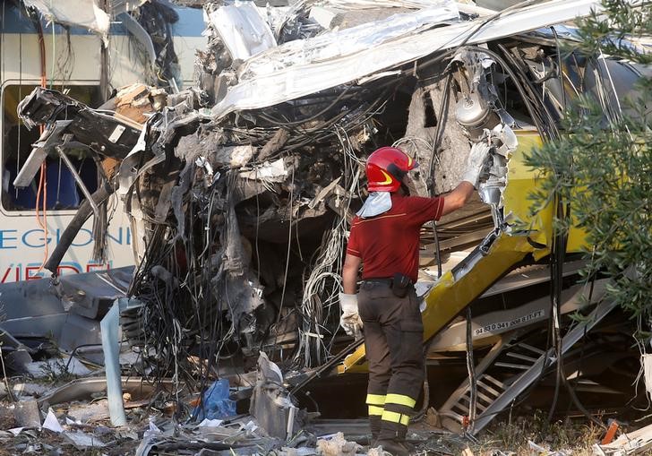 © Reuters. Bombeiro trabalha em local onde trens colidiram na Itália