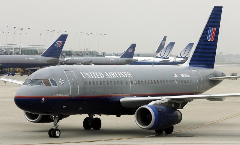 © Reuters. A United Airlines airplane pulls into the United Terminal at O'Hare International airport in Chicago