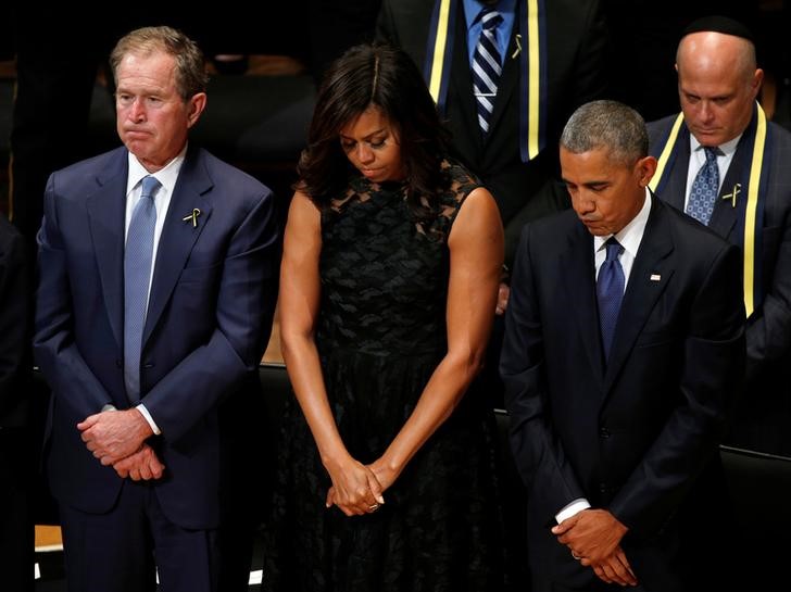 © Reuters. Obama participa de cerimonial com Bush em Dallas