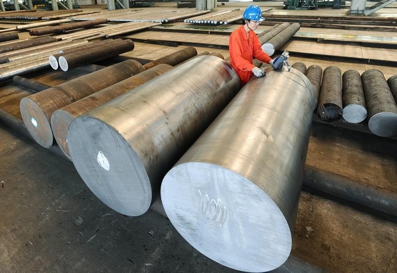 © Reuters. An employee works at a steel factory in Dalian