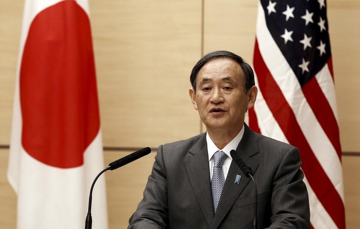 © Reuters. Japan's Chief Cabinet Secretary Yoshihide Suga speaks during a joint Japan-U.S. meadia briefing about the process of U.S. forces consolidation in Okinawa, at Tokyo