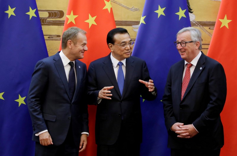 © Reuters. China's Premier Li Keqiang, European Commission President Jean-Claude Juncker and European Council President Donald Tusk attend a signing ceremony in Beijing