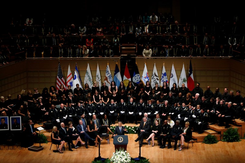 © Reuters. OBAMA REND HOMMAGE AUX CINQ POLICIERS DE DALLAS