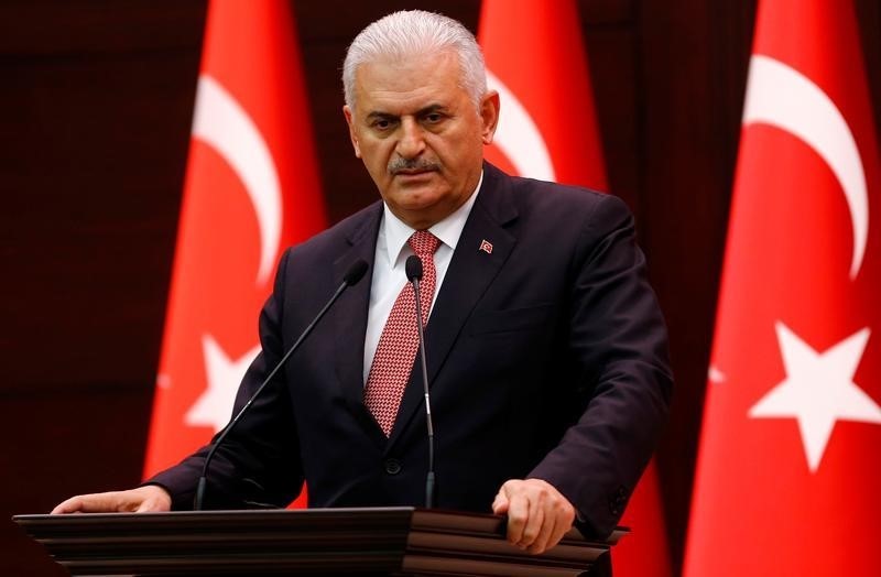 © Reuters. رئيس وزراء تركيا يأمل في علاقات جيدة مع سوريا والعراق