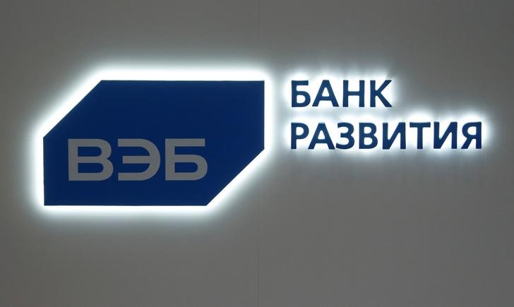 © Reuters. Логотип ВЭБа на стенде банка на экономическом форуме в Санкт-Петербурге