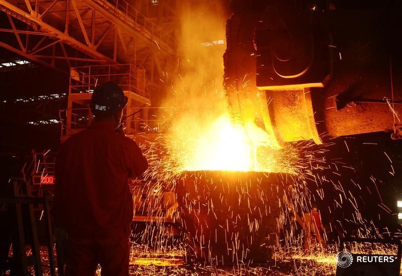 © Reuters. Рабочий на металлургическом комбинате в Даляне