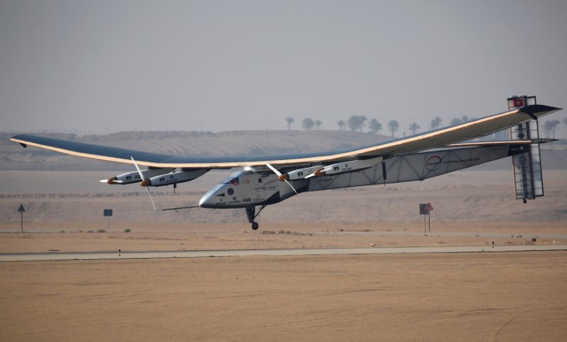 © Reuters. SOLAR IMPULSE II ATTERRIT AU CAIRE