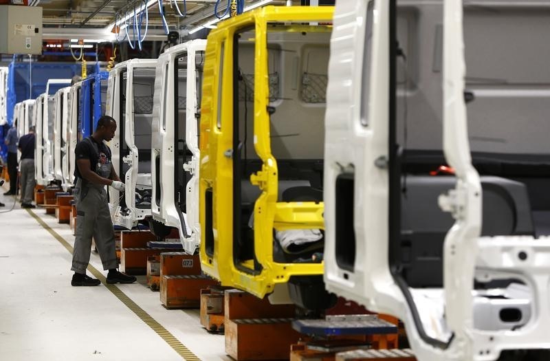 © Reuters. Men work at the assembly line in the truck production plant of truck and bus-maker MAN AG in Munich