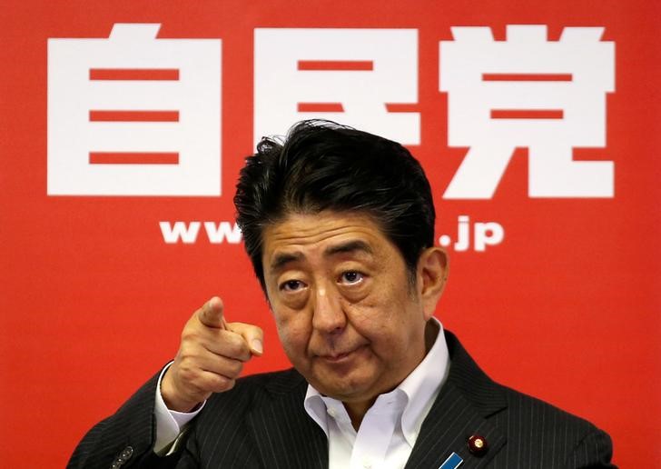 © Reuters. Japan's PM and leader of the ruling LDP Abe attends a news conference following a victory in upper house elections by his ruling coalition in Tokyo