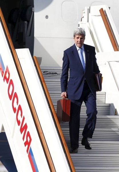 © Reuters. U.S. Secretary of State Kerry arrives in Moscow