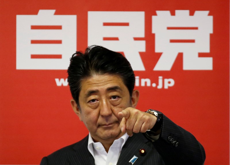 © Reuters. Japan's PM and leader of the ruling LDP Abe attends a news conference following a victory in upper house elections by his ruling coalition at the party's headquarters in Tokyo