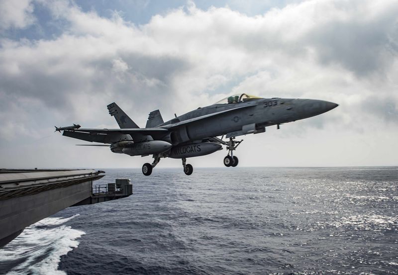 © Reuters. U.S. Navy F/A-18E Super Hornet launches from the flight deck of the aircraft carrier USS Dwight D. Eisenhower in the Mediterranean Sea