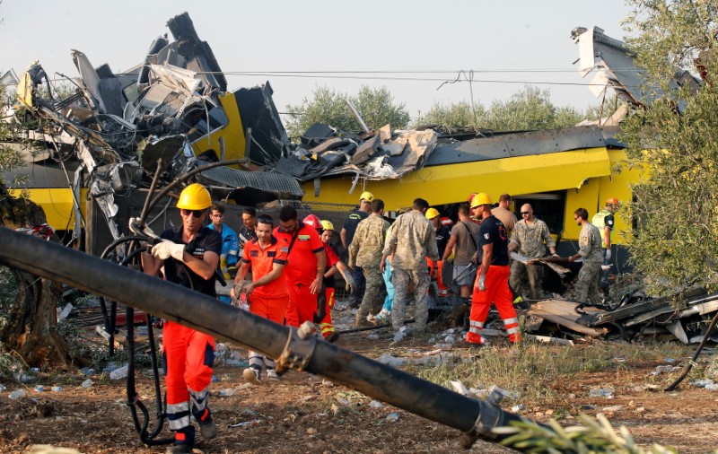 © Reuters. LE BILAN DE LA COLLISION DE TRAINS EN ITALIE S'ALOURDIT