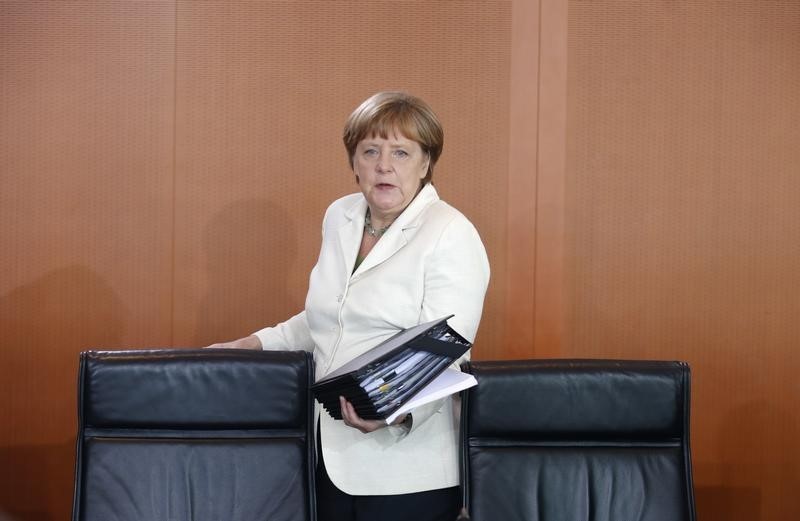 © Reuters. German Chancellor Merkel arrives for the weekly cabinet meeting at the Chancellery in Berlin