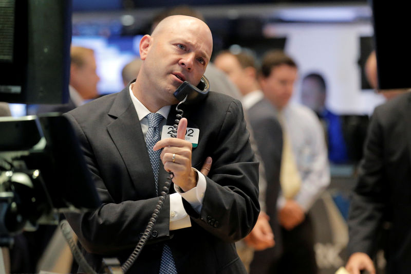 © Reuters. Traders work on the floor of the NYSE