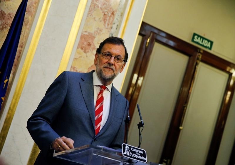 © Reuters. Rajoy confirma su intención de presentarse a la investidura si el rey se lo pide