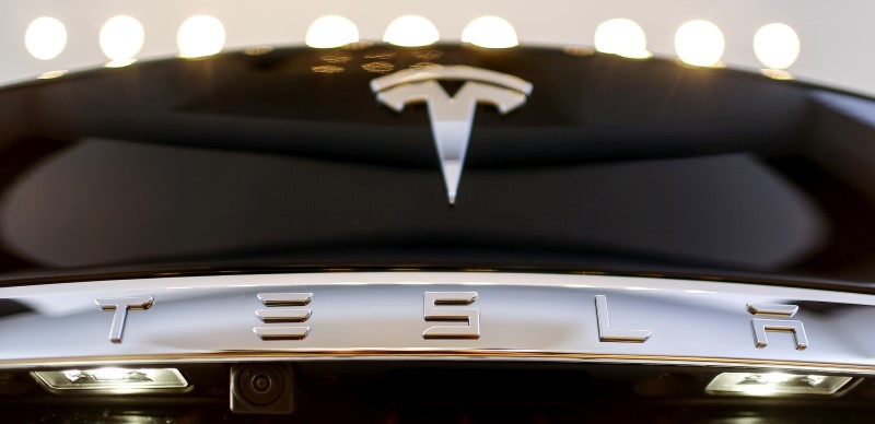 © Reuters. A Tesla logo adorns a 'Model S' car in the dealership in Berlin