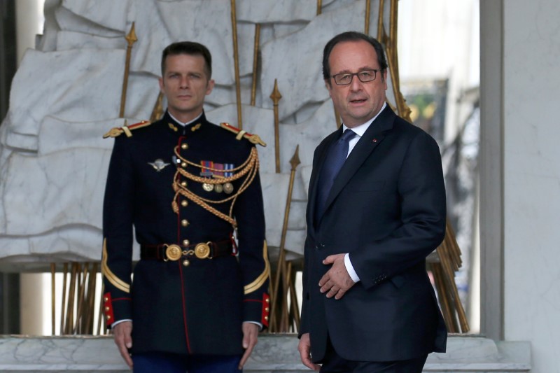 © Reuters. PRÈS DE 10.000 EUROS MENSUELS POUR LE COIFFEUR DE FRANÇOIS HOLLANDE