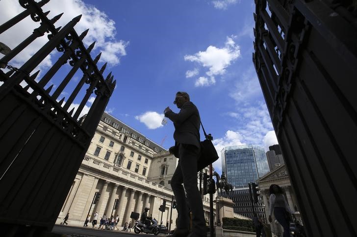 © Reuters. Pedestrians walk past the Bank of England in the City of London